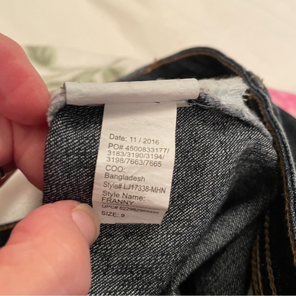 L.E.I. Ashley Low rise Dark Denim Shorts with Embroidered Lace Fringe-Size 9 Jr - Picture 9 of 10